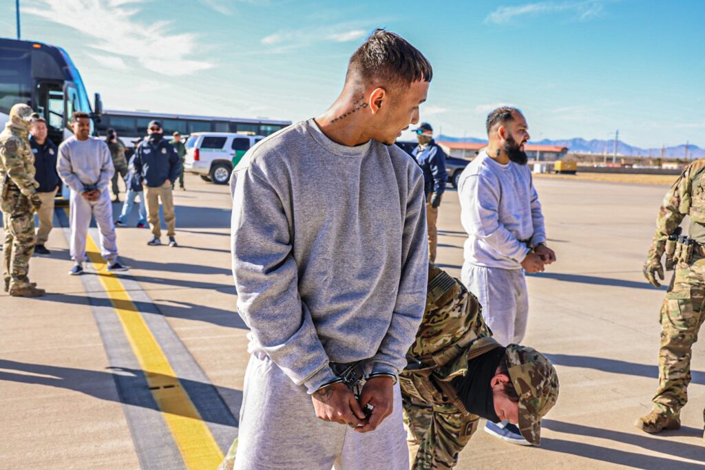 Así llegaron a su país 111 brasileños deportados por Trump: esposados y "casi sin comida"