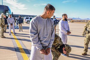Así llegaron a su país 111 brasileños deportados por Trump: esposados y "casi sin comida"