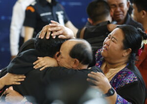 Los rehenes tailandeses regresan a Bangkok después de más de un año en Gaza: "Me he quedado sin palabras al volver a abrazar a mi familia"