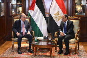 Egipto convoca una cumbre urgente de países árabes para frenar la expulsión de palestinos de Gaza