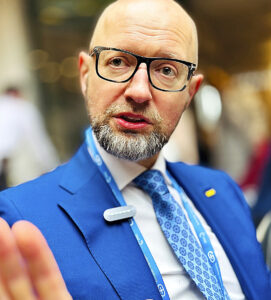Arseni Yatseniuk, ex primer ministro de Ucrania: "Europa tiene que liderar; se acabó la palabrería: sólo decisiones audaces y creíbles"