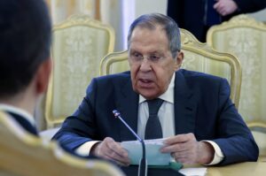 Vladimir Putin manda a Riad a Lavrov y a su asesor de Política Exterior para negociar este martes con los enviados de Trump