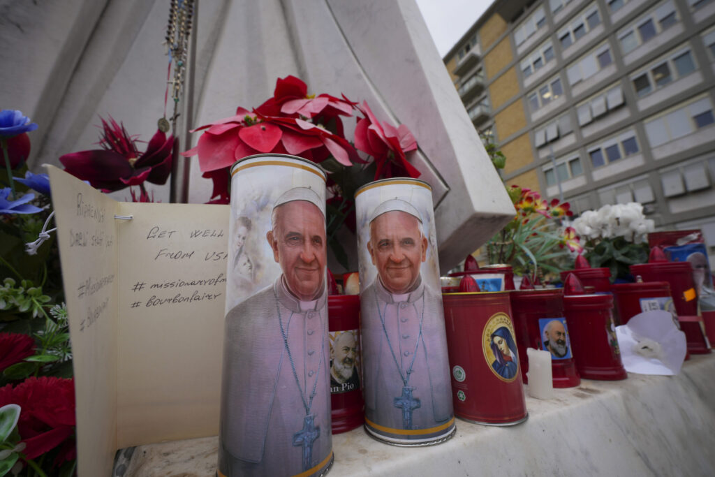 El Papa Francisco presenta una "ligera mejoría" y su condición es "estable", según el último parte