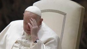 El papa está «mejorando levemente» y trabaja desde el hospital