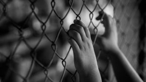 Mujer le habria quema las manos a su hijo de tres años