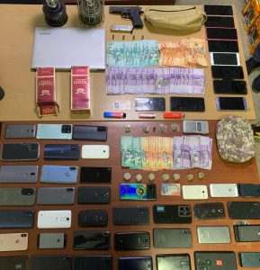 PN y MP en Santiago ocupan celulares, armas de fuego, dinero y balanza en allanamientos