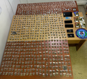 Policía y Ministerio Público  incautan sustancias narcóticas, balanzas y celulares; tres detenidos en allanamientos
