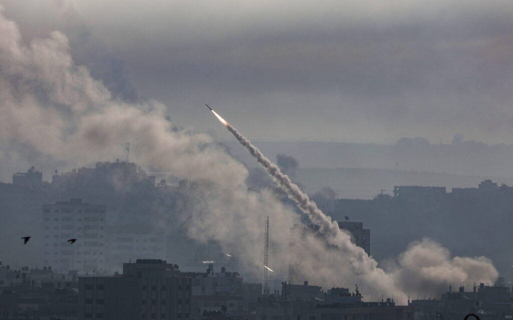 Israel ataca objetivos de Hizbulá en Líbano en respuesta al lanzamiento de proyectiles en la mayor tensión desde el inicio de la tregua