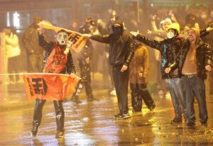 Un tribunal ordena prisión preventiva para el alcalde de Estambul en medio de las protestas masivas por su detención