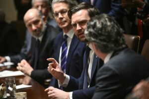La Administración Trump incluye por error a un periodista en un grupo de Signal junto a Vance, Hegseth, Rubio, Waltz o Witkoff para coordinar el bombardeo a los hutíes