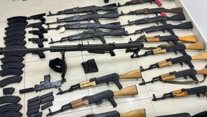 Autoridades dominicanas decomisan arsenal de armas de asalto que serian enviadas hacia Haiti