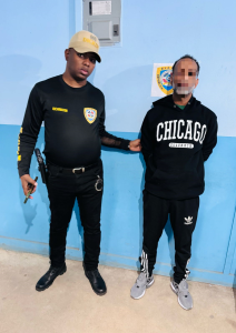 Se entrega hombre acusado de asaltar a una señora junto a un agente penitenciario