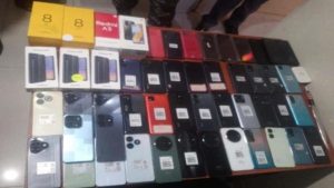 Policía apresa a cuatro haitianos por atraco a una tienda de celulares