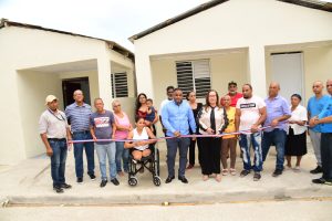 MIVED y gobernadora Rosa Santos entregan casas a familias afectadas por incendio