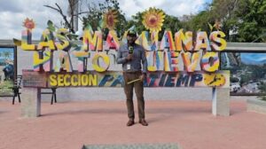 En Las Maguanas, parador fotográfico versus parque infantil de Lenin, que caben cinco y costó lo mismo.