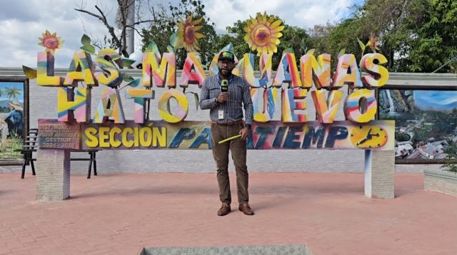 En Las Maguanas, parador fotográfico versus parque infantil de Lenin, que caben cinco y costó lo mismo.