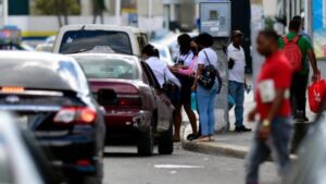 Haitianos ganan terreno en el transporte público dominicano