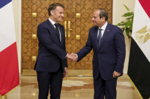 Macron reclama desde Egipto el alto el fuego y la reanudación de la ayuda humanitaria a Gaza