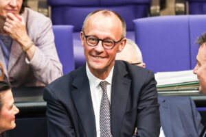 El conservador Friedrich Merz cierra un Gobierno de coalición en Alemania con el centroizquierda del SPD y promete "un nuevo capítulo" para la política migratoria