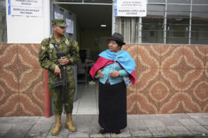Quito vota bajo estado de excepción: "Tengo mucho miedo a que Ecuador se convierta en un país autoritario"