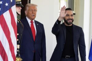 Un juez federal inicia el proceso para declarar al Gobierno Trump en desacato por la expulsión de migrantes a El Salvador