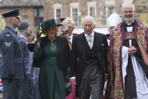 El rey Carlos III vuelve a protagonizar el tradicional reparto de monedas de Jueves Santo tras la ausencia del año pasado por su convalecencia del cáncer