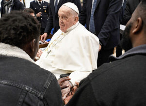 El Papa fuerza su presencia con pequeñas apariciones en su Semana Santa más atípica