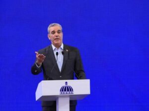 Abinader someterá aumento salarial a zonas francas y sector turístico