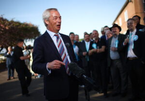 El líder de la ultraderecha británica, Nigel Farage, apunta a Downing Street