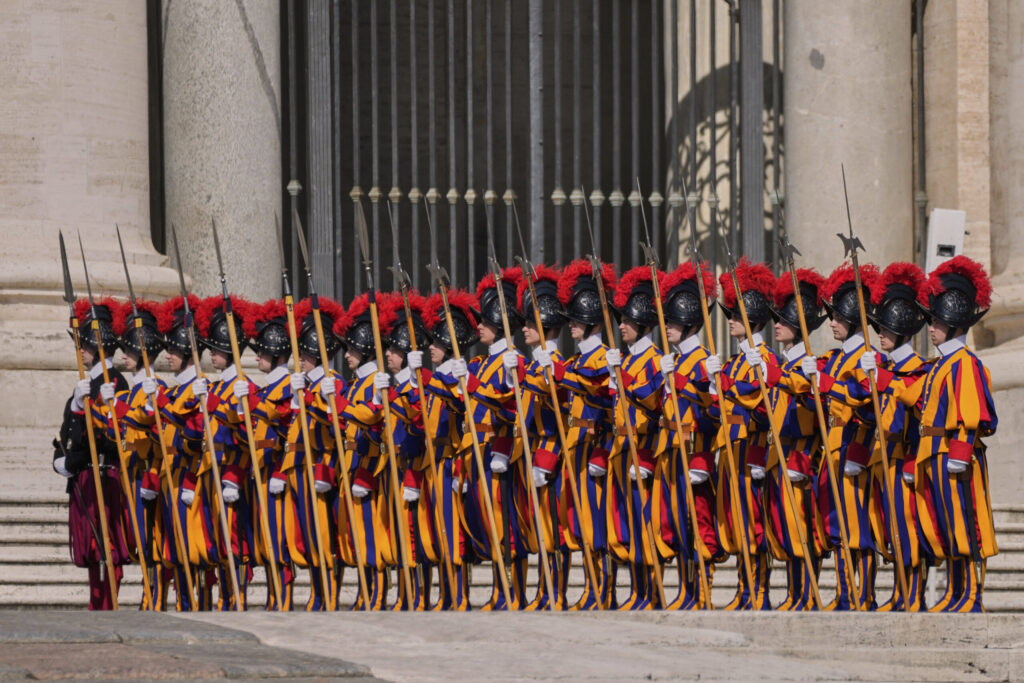 La Guardia Suiza: los enigmáticos soldados del Vaticano que vigilarán el cónclave con preparación antiterrorista