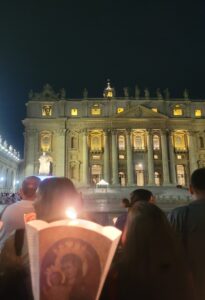 Roma, lista para la 'fumata' blanca: "El rumor en la calle es que van a elegir Papa al cardenal filipino"