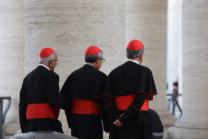 Seis candidatos a Papa despuntan en la apertura del cónclave