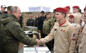 Rusia adoctrina a niños ucranianos para luchar contra sus compatriotas: "Nos llevaban a un polígono y nos hacían reptar con AK-47 de madera"