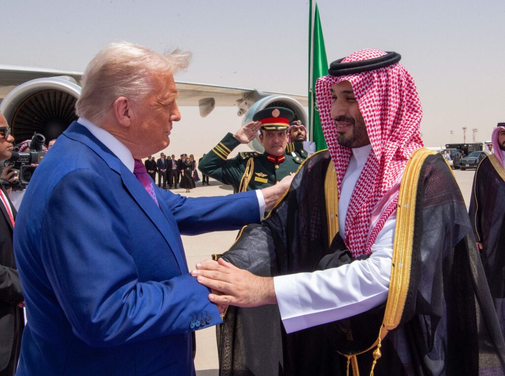 Trump arranca en Arabia Saudí su gira por Oriente Próximo en busca de grandes acuerdos comerciales