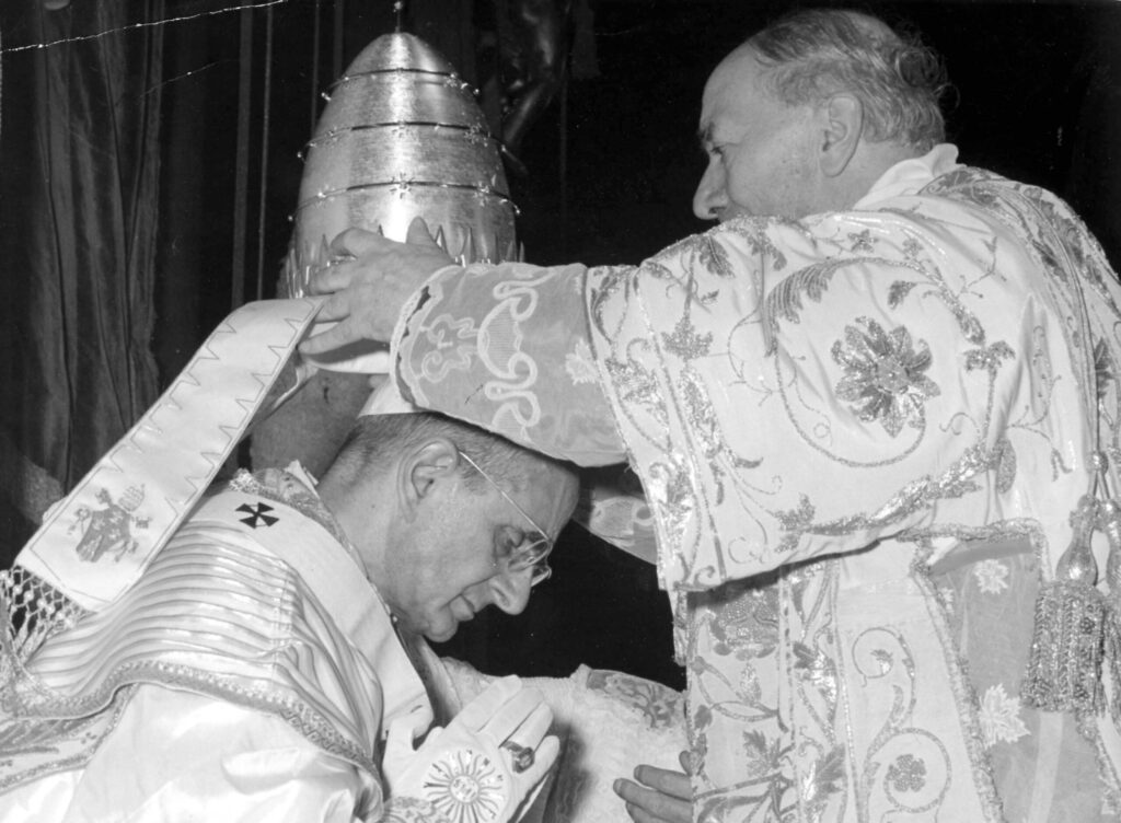 Cuando los Papas eran coronados con la triple tiara como monarcas