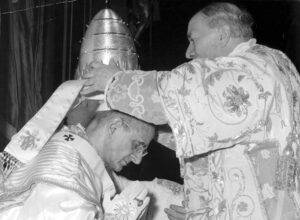 Cuando los Papas eran coronados con la triple tiara como monarcas