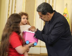 Antonella, la 'Elián chavista', vuelve a casa con el entusiasmo del Gobierno de Maduro
