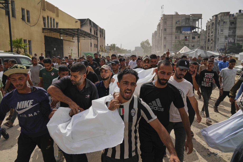 Israel lanza una "extensa" operación terrestre en Gaza tras los ataques aéreos que han matado a un centenar de personas y reanuda una ayuda humanitaria "básica"