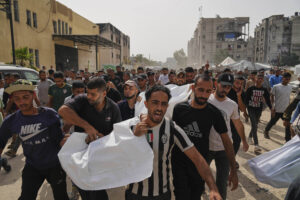 Israel lanza una "extensa" operación terrestre en Gaza tras los ataques aéreos que han matado a un centenar de personas y reanuda una ayuda humanitaria "básica"