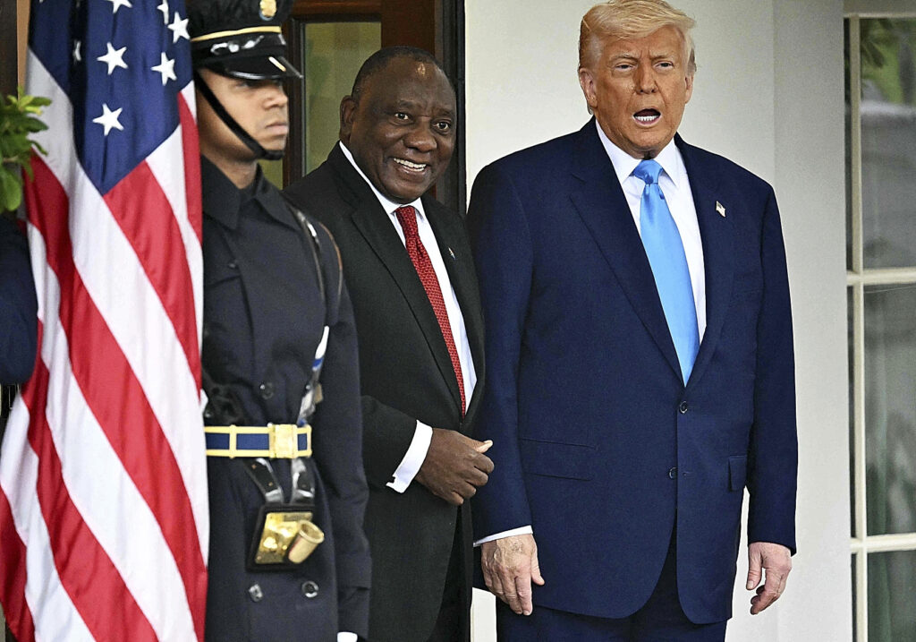 Trump le hace una encerrona al presidente sudafricano: apaga las luces del Despacho Oval y pone un vídeo denunciando "el genocidio de granjeros blancos"
