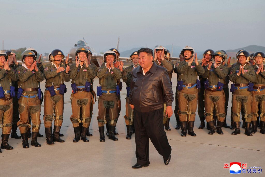 La rabieta de Kim Jong-un tras la accidentada presentación del buque de guerra más poderoso de Corea del Norte