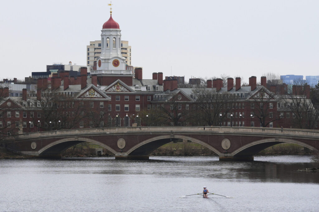Trump prohíbe a Harvard aceptar a estudiantes extranjeros y acusa a la Universidad de "fomentar la violencia y el antisemitismo"