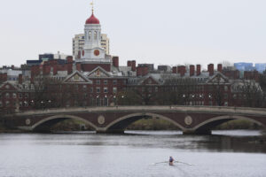 Trump prohíbe a Harvard aceptar a estudiantes extranjeros y acusa a la Universidad de "fomentar la violencia y el antisemitismo"