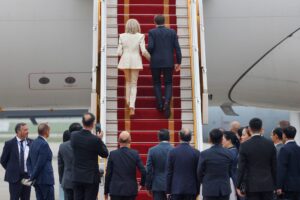La accidentada gira  por el sureste asiático de Macron: del "manotazo" de Brigitte a la arenga contra las "superpotencias"