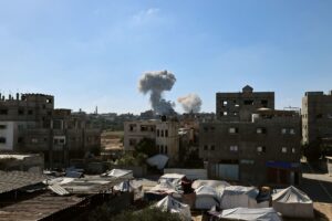 64 muertos en ataques israelíes en refugios y puestos de ayuda humanitaria en Gaza