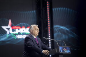 Orban acusa a Bruselas de arruinar el sueño europeo en una conferencia soberanista con intervención de Trump