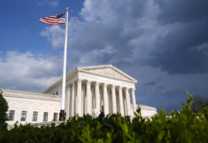 El Tribunal Supremo de EEUU permite a Trump revocar la protección legal a más de 500.000 migrantes