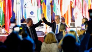 Luis Abinader y Leonel Fernández alzan la mano en señal de unidad