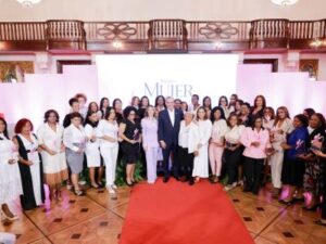 Abinader entrega Premio Mujer Supérate a mujeres emprendedoras
