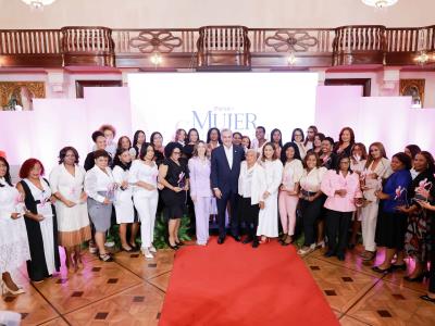 Abinader entrega Premio Mujer Supérate a mujeres emprendedoras